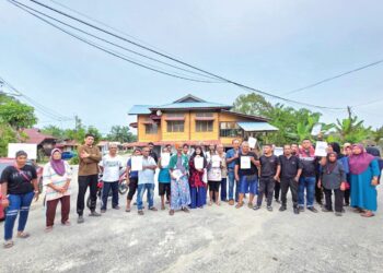 PENDUDUK Kampung Batu 6 ,Kampung Glouster Jalan Changkat Jong di Teluk Intan mengadakan perhimpunan bagi merayu arahan untuk berpindah ditangguhkan. – UTUSAN/AIN SAFRE BIDIN