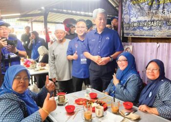 MOHAMAD Hasan sewaktu menghadiri sarapan pagi bersama calon Dewan Undangan Negeri (DUN) Simpang Jeram, Datuk Azman Ismail (berdiri, dua dari kanan) di Warung Cenderawasih, Muar, semalam.