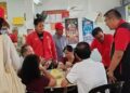 DANISH Hossman Abd. Rahman (berdiri kiri) menyantuni pengundi di kawasan DUN Johor Lama ketika berkempen pada PRN Johor ke-16.