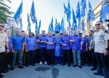 Beberapa pemimpin kanan dan bekas pemimpin UMNO hadir di Dewan Undangan Negeri (DUN) Machap bagi memberi sokongan kepada calon Barisan Nasional (BN), Onn Hafiz Ghazi.