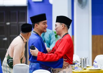 Onn Hafiz Ghazi  dengan calon PH, Nur Hafiz Roslan  di Pusat Penamaan Calon di Dewan Muafakat, Kompleks Pentadbiran Majlis Daerah Simpang Renggam. - UTUSAN/ SHIDDIEQIIN ZON