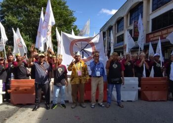 JATI Awang (berbaju kuning) bersama penyokong sebaik selesai proses penamaan calon pagi tadi.