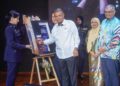 SAIFUDDIN Nasution Ismail (tengah) melancarkan buku Strategi Pembeterasan Rasuah Polis DiRaja Malaysia pada Perhimpunan Bulanan Kementerian Dalam Negeri di Putrajaya, semalam. 
– UTUSAN/FAISOL MUSTAFA