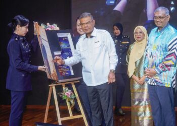 SAIFUDDIN Nasution Ismail (tengah) melancarkan buku Strategi Pembeterasan Rasuah Polis DiRaja Malaysia pada Perhimpunan Bulanan Kementerian Dalam Negeri di Putrajaya, semalam. 
– UTUSAN/FAISOL MUSTAFA