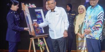 SAIFUDDIN Nasution Ismail (tengah) melancarkan buku Strategi Pembeterasan Rasuah Polis DiRaja Malaysia pada Perhimpunan Bulanan Kementerian Dalam Negeri di Putrajaya, semalam.
– UTUSAN/FAISOL MUSTAFA
