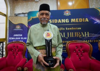 Osman Bakar bersama trofi yang diterima pada Majlis Sambutan Maal Hijrah Peringkat Kebangsaan 1448H di Masjid Putra, Putrajaya.