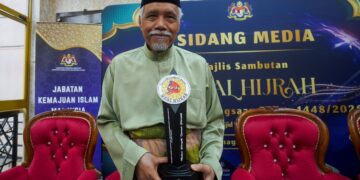 Osman Bakar bersama trofi yang diterima pada Majlis Sambutan Maal Hijrah Peringkat Kebangsaan 1448H di Masjid Putra, Putrajaya.