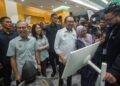 ANWAR Ibrahim diiringi Fahmi Fadzil melawat pameran selepas Perjumpaan Bulanan Kementerian Komunikasi di Putrajaya, semalam. – UTUSAN/FAISOL MUSTAFA