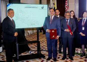 RAMLAN Harun (kiri) menunjukkan peta kawasan Dewan Undangan Negeri Johor dalam sidang akhbar
di Menara SPR, Putrajaya semalam. – UTUSAN/FAISOL MUSTAFA