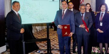 RAMLAN Harun (kiri) menunjukkan peta kawasan Dewan Undangan Negeri Johor dalam sidang akhbar
di Menara SPR, Putrajaya semalam. – UTUSAN/FAISOL MUSTAFA