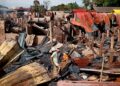 SEORANG mangsa kebakaran berjalan di atas runtuhan bumbung rumah yang hangus dalam kebakaran yang memusnahkan 29 buah rumah di Kampung Gok Kapur, Kota Bharu, semalam. – UTUSAN/KAMARUL BISMI KAMARUZAMAN