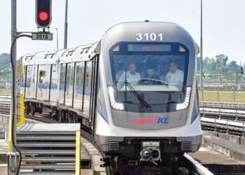 ANWAR Ibrahim melancarkan Transit Aliran Ringan (LRT) Laluan Shah Alam (LRT3) di Depoh LRT Johan Setia, Klang, Selangor baru-baru ini.-UTUSAN/SADDAM YUSOFF