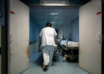 HOSPITAL dipenuhi mayat ketika gelombang haba melanda Paris. - AFP