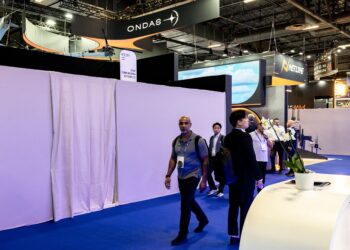 Pengunjung berjalan melintasi gerai tertutup syarikat Israel di Pusat Pameran Paris-Nord Villepinte, Villepinte, semalam. - AFP