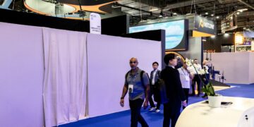 Pengunjung berjalan melintasi gerai tertutup syarikat Israel di Pusat Pameran Paris-Nord Villepinte, Villepinte, semalam. - AFP