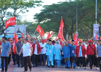 Calon PH, Maszlee Malik diiringi para penyokong ke pusat penamaan calon di SMK Bandar Dato Onn, Johor Bahru di sini. -  UTUSAN/RAJA JAAFAR ALI