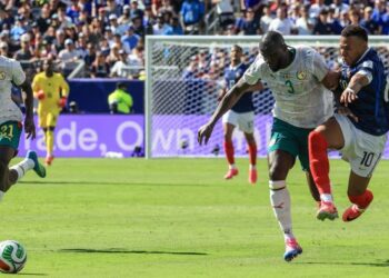 Pemain pertahanan Senegal, Kalidou Koulibaly mengasak penyerang Perancis, Kylian Mbappe dalam saingan Kumpulan I Piala Dunia 2026 di Stadium New York/New Jersey, Rutherford, semalam. - AFP