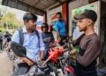 HARGA petrol dinaikkan sekali lagi di Bangladesh. - AFP