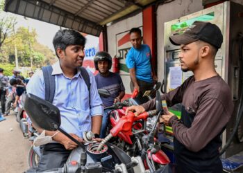HARGA petrol dinaikkan sekali lagi di Bangladesh. - AFP