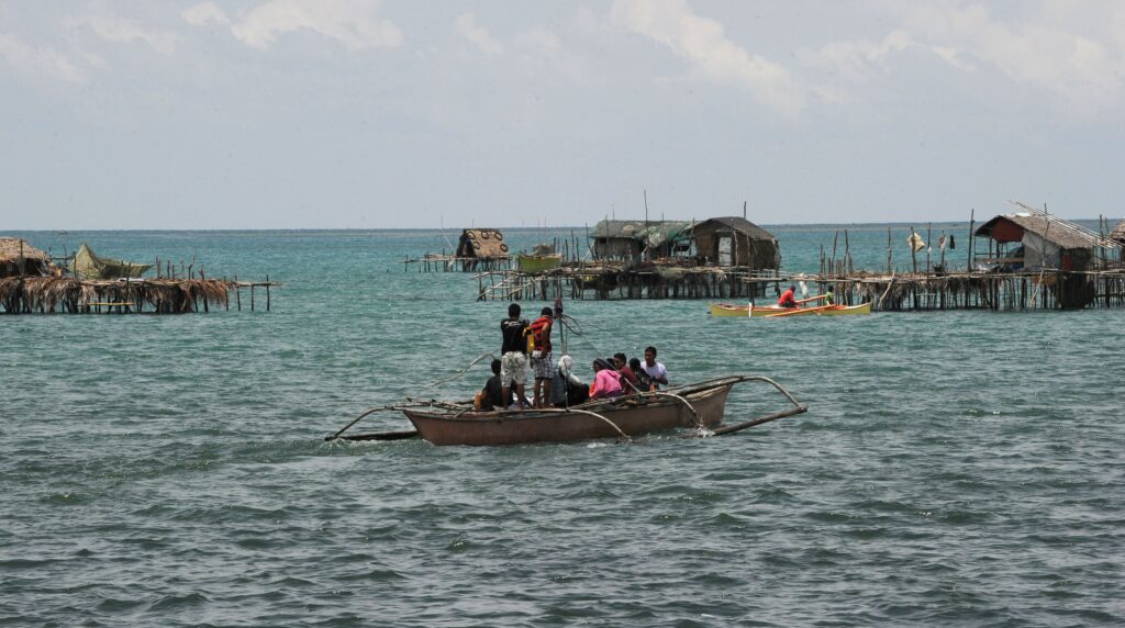 Amaran tsunami akibat gempa bumi di luar pantai Filipina