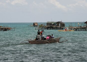 AMARAN tsunami dikeluarkan akibat gempa bumi di kawasan luar pesisir pantai Filipina. - AFP