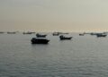 GAMBAR fail kapal-kapal berlabuh di luar bandar pelabuhan Khasab, utara Oman. - AFP
