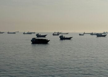 GAMBAR fail kapal-kapal berlabuh di luar bandar pelabuhan Khasab, utara Oman. - AFP
