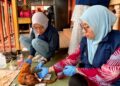 DR. Yahasmida Yaacob (kanan) melakukan pemeriksaan kucing yang cedera dalam kebakaran rumah di Kampung Cina Gok Kapur, Kota Bharu, Kelantan. – UTUSAN/ROSLIZA MOHAMED