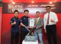 Marcus Leong (dua kanan) menerima sijil pengiktirafan daripada Ketua Pegawai Operasi MBOR, Jwan Heah (dua kiri) sambil disaksikan Pengurus Jenama RCB, Amir Azizi (kanan) dan wakil MBOR, Aaron Bong di Kuala Lumpur, hari ini. - Gambar Ihsan RCB
