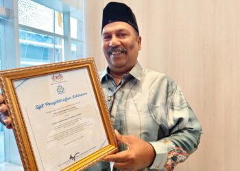 OMAR Abdul Hamid menunjukkan sijil pengiktirafan istimewa sebagai orang berinsurans pertama yang menerima rawatan di Pusat Rehabilitasi Perkeso Sultan Nazrin Shah di Bandar Meru Raya di Ipoh.