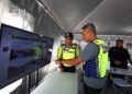 MUHAMMAD Najib Hamzah (kiri) meninjau PKTK di Balai Polis Bercham di Ipoh hari ini.