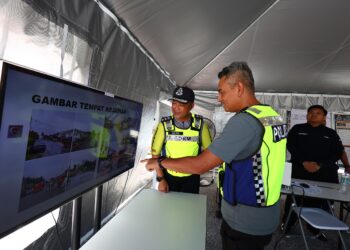 MUHAMMAD Najib Hamzah (kiri) meninjau PKTK di Balai Polis Bercham di Ipoh hari ini.