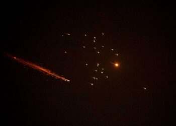JEJAK  roket kelihatan di langit di atas bandar pesisir pantai Israel, Netanya, ketika satu lagi gelombang baharu serangan peluru berpandu Iran dilancarkan pada 27 Mac 2026. - AFP