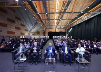 KETUA Pegawai Eksekutif Invest Selangor, Datuk Hasan Azhari Idris (dua dari kanan) serta Ketua Pegawai Eksekutif Perbadanan Industri Aeroangkasa Negara Malaysia (NAICO Malaysia), Ir. Ts. Dr. Shamsul Kamar Abu Samah (kanan) pada Forum Aeroangkasa Selangor 2026 yang berlangsung di Taman Ekspo Pertanian Malaysia Serdang (MAEPS).