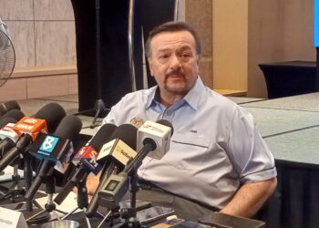 AMIR Hamzah Azizan pada sidang media selepas sesi Taklimat Media Pelaksanaan Pembaharuan Penyasaran Subsidi Diesel bertempat di Pusat Konvensyen Antarabangsa Sabah (SICC) hari ini - UTUSAN/RAEESAH HANAN
