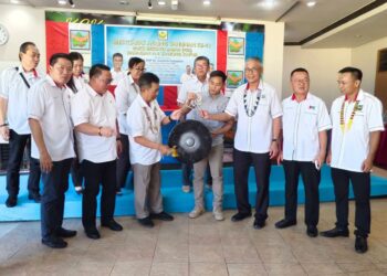 Joachim Gunsalam merasmikan Mesyuarat Agung Tahunan Ke-41 PBS Bahagian Tanjong Kapor, di sini hari ini. - HARDY JOE