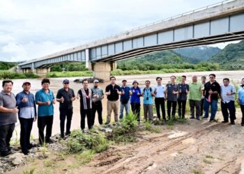 Jamawi Jaafar bersama rombongan meninjau tapak cadangan pembinaan jeti khas untuk nelayan darat yang akan dibina di bawah jambatan baharu pekan Tenom. -  UTUSAN/HARDY JOE