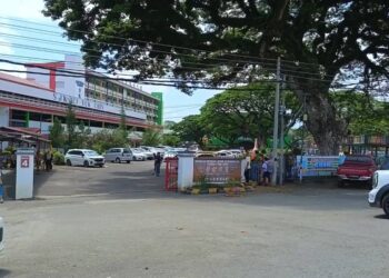 TINJAUAN di beberapa sekolah mendapati ibu bapa mula hadir bagi mengambil anak masing-masing susulan amaran tsunami yang dikeluarkan. - UTUSAN/ NASRAWATI SYARIFUDDIN