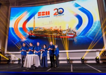 OIVIND Tangen (tiga dari kiri) bersama Christine Lim serta pengurusan tertinggi SBM Offshore Malaysia semasa majlis sambutan ulang tahun ke-20 baru-baru ini.