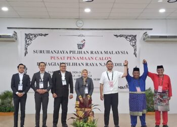 Rasman (kanan) berdepan penyandang DUN Sedili, Muszaide (dua dari kanan) dan Amirul (tiga dari kanan) menjadikan pertembungan tiga penjuru merebut kerusi DUN Sedili.