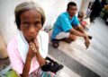 Apa yang dilihat mungkin sepasang tangan yang cacat akibat penyakit. Apa yang tidak dilihat adalah perjuangan, kesabaran dan kisah hidup yang tidak pernah diketahui oleh kebanyakan kita.