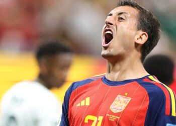 Mikel Oyarzabal antara tulang belakang Sepanyol. - AFP