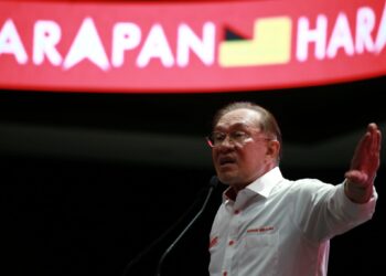 ANWAR Ibrahim ketika berucap pada Majlis Pelancaran Jentera Pilihan Raya Pakatan Harapan (PH) di Karisma Arena Seremban, malam tadi.-UTUSAN/MOHD. SHAHJEHAN MAAMIN.