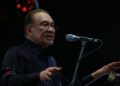 ANWAR Ibrahim Ketika berucap pada Majlis Makan Malam Himpunan Pertubuhan Lima Generasi (PLG) Malaysia di Seremban, malam ini.-UTUSAN/MOHD. SHAHJEHAN MAAMIN.