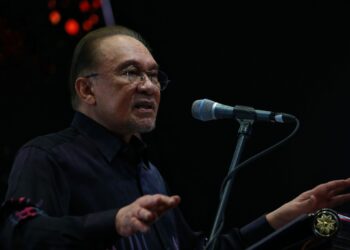 ANWAR Ibrahim Ketika berucap pada Majlis Makan Malam Himpunan Pertubuhan Lima Generasi (PLG) Malaysia di Seremban, malam ini.-UTUSAN/MOHD. SHAHJEHAN MAAMIN.