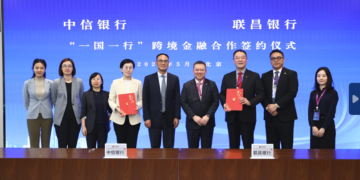 CHU Kok Wei (keempat dari kanan) semasa Majlis menandatangani Surat Hasrat (LOI) antara CIMB Bank dengan China CITIC Bank