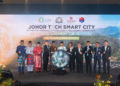 ONN Hafiz Ghazi (tengah) bersama Lim Keong Hui (empat dari kanan) semasa Majlis Pelancaran Bandar Pintar Teknologi Johor (Johor Tech Smart City).