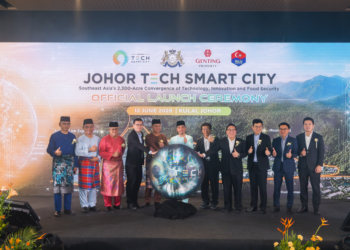 ONN Hafiz Ghazi (tengah) bersama Lim Keong Hui (empat dari kanan) semasa Majlis Pelancaran Bandar Pintar Teknologi Johor (Johor Tech Smart City).