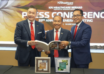 ‎CHIN Keat Chyuan (kiri) bersama Pengerusi KPJ Healthcare, Tan Sri Dr. Ismail Bakar dan Ketua Pegawai Kewangan, KPJ Healthcare Berhad, Mohd Khairul Izzad Mohammed Shamsudin semasa sidang akhbar selepas Mesyuarat Agung Tahunan (AGM) ke-33 kumpulan di Kuala Lumpur semalam.