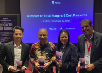 KETUA Pegawai Eksekutif Xilnex Holdings Berhad, Ooi Boon Sheng (kiri) bersama Ibrahim Sani (dua kiri), Low Ngai Yuen (tiga kiri) dan Malik Murad Ali (kanan) selepas sesi Meja Bulat Media: Kesan AI pada Margin Runcit & Tekanan Kos di Petaling Jaya, semalam.